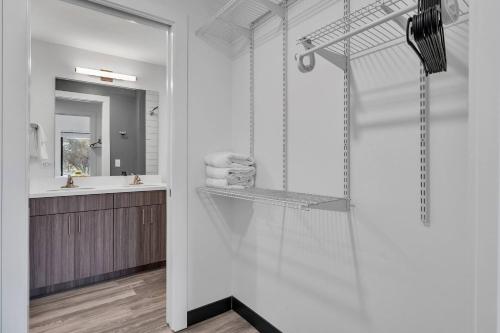 泽弗希尔斯The Well #209 Apartment的带淋浴、水槽和镜子的浴室
