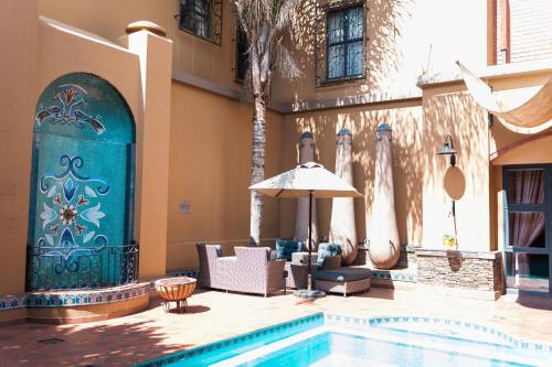 逊邱伦皇家大象酒店及会议中心的一个带游泳池和遮阳伞的度假胜地