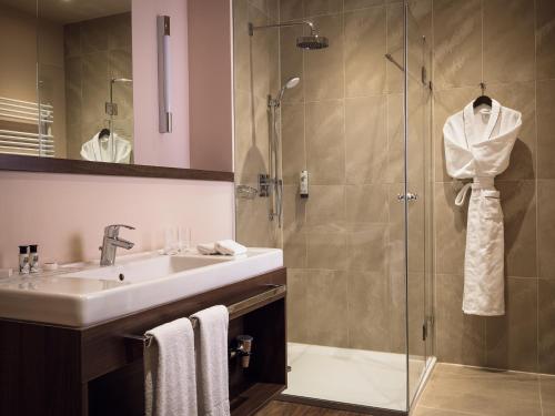 柏林ABION别墅套房式酒店的一间带水槽和淋浴的浴室