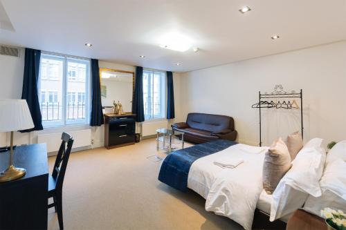 伦敦Curzon Residences的一间卧室配有一张床、一把椅子和一张书桌