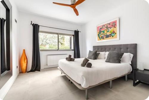 瓜达拉马Villa La Roca Madrid的卧室设有一张白色大床和一扇窗户。