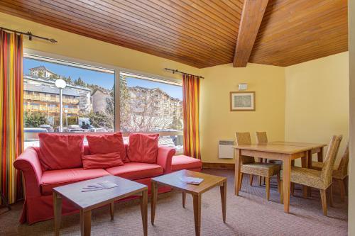 丰罗穆玛伊瓦佩德卢的客厅配有红色的沙发和桌子