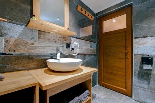 卡斯塔莫努Doceia Hotel的木台上带碗水槽的浴室