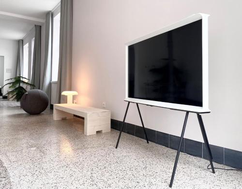 科隆zehuus - historical charm 70qm的客厅的台面上配有平面电视