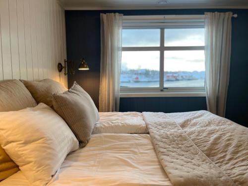 Herøy Brygge的卧室内的一张床位,带窗户