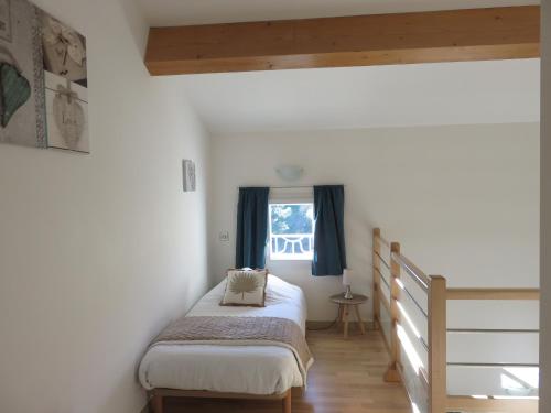 瓦尔莱班Les Clos De La Vigne的一间小卧室,配有床和窗户