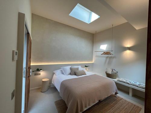 赫罗纳Luxury Villa Girona Bellissimo的卧室配有一张白色大床和天窗
