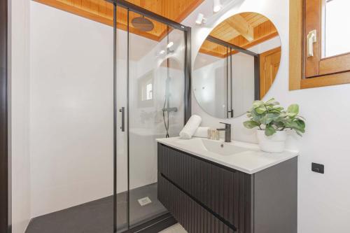 阿尔库迪亚Villa Son Rotger的一间带水槽和淋浴的浴室