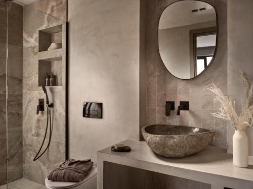 普莱诺斯Theros Exotica Loft Villa Contemporary 2BR W pool in Tsilivi Hills的一间带碗水槽和镜子的浴室