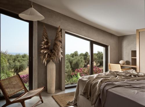 普莱诺斯Theros Exotica Loft Villa Contemporary 2BR W pool in Tsilivi Hills的一间卧室设有一张床和一个大窗户