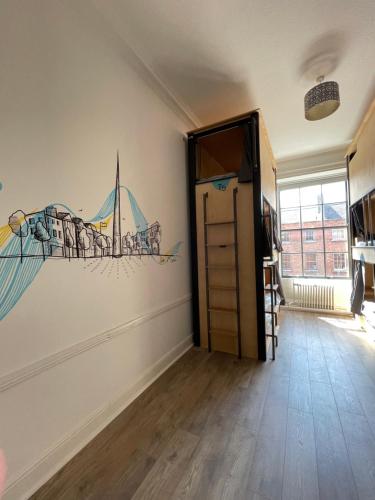 都柏林Leevin Hostel George的墙上挂着一幅画作的门的房间