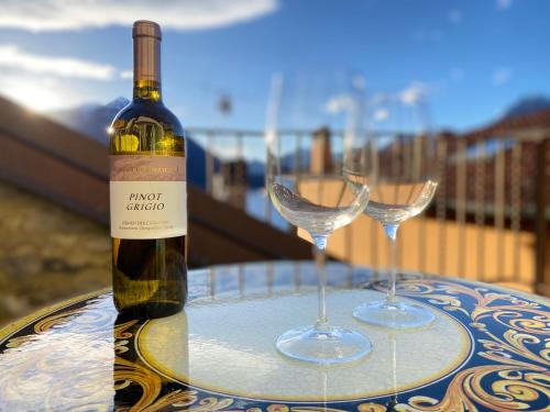 瓦伦纳CHIAVE DI VOLTA Lovely Guesthouse with Terrace的桌子上放有一瓶葡萄酒和两杯酒