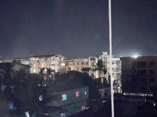 PanchanaiShyama tara的夜城,有建筑和街灯