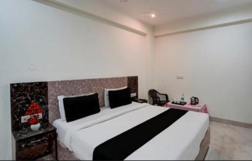 新德里gold stays hotel near IGI international airport的卧室配有一张白色大床