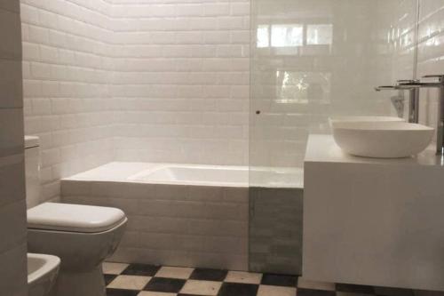 拉弗洛雷斯塔Hermosa, arbolada y amplia的带浴缸、卫生间和盥洗盆的浴室