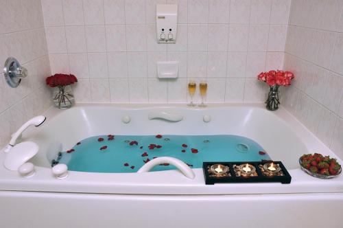 渥太华卡地亚套房酒店 的中间设有带游泳池的浴缸。