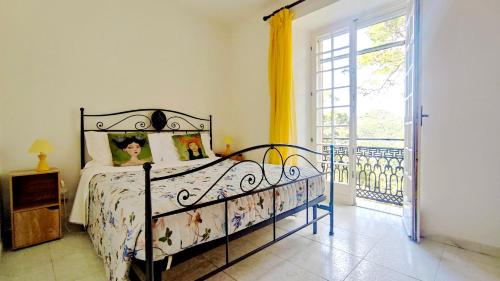 贡内萨Aragonite Azzurra Casa Vacanza的一间卧室设有一张床和一个阳台