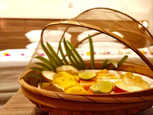 ThinadhooAkiri Grand的桌上装满水果和蔬菜的篮子