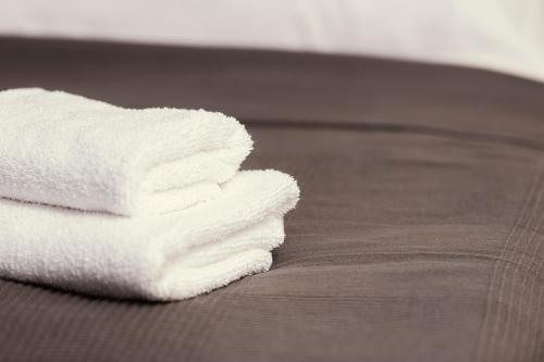 克赛拉迪Ubytování Ostende - penzion的床上的白色毛巾堆