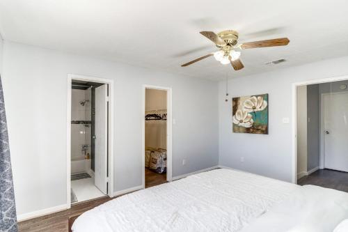 休斯顿Quiet Houston Townhome Near Parks and Shopping的一间卧室配有一张床和吊扇