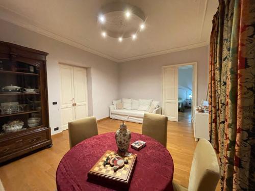 热那亚Alteur Stays的客厅配有桌子和沙发