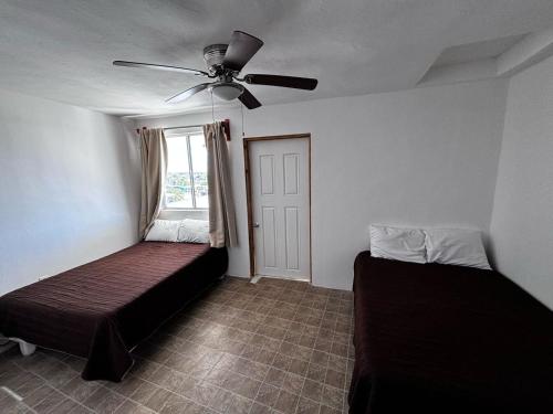 佩尼亚斯科港鲸山公寓的一间卧室配有两张床和吊扇