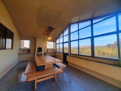 阿祖拉拉Azurara Guesthouse的一间设有两张桌子和大窗户的房间