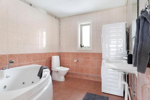 博登Guestly Homes - 1BR Cozy Apartment的带浴缸、卫生间和盥洗盆的浴室