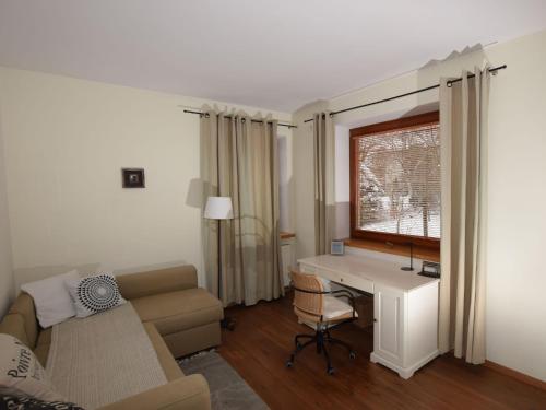 威利兹卡Holiday Home Wieliczka by Interhome的客厅配有书桌和沙发。