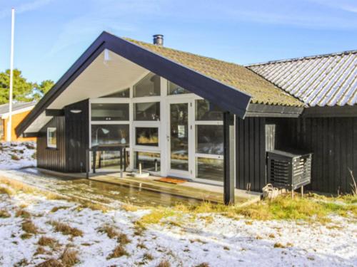 凡岛Holiday Home Ubbe - 800m from the sea in Western Jutland by Interhome的房屋设有大窗户和屋顶