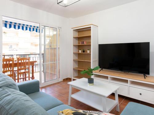林孔-德拉维多利亚Apartment El apartamento de Noa by Interhome的带沙发和电视的客厅
