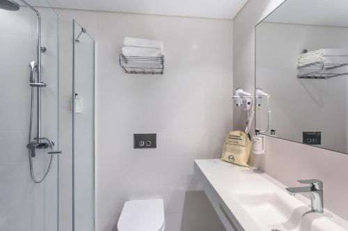 奥良B&B HOTEL Olhão Algarve的白色的浴室设有水槽和淋浴。