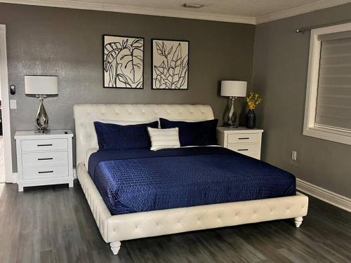 迈阿密花园King Bed, 3 miles to Stadium的卧室配有白色的床和2个床头柜