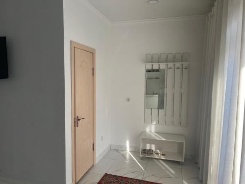 KantОтель Рублёвка的一间设有门和镜子的白色客房