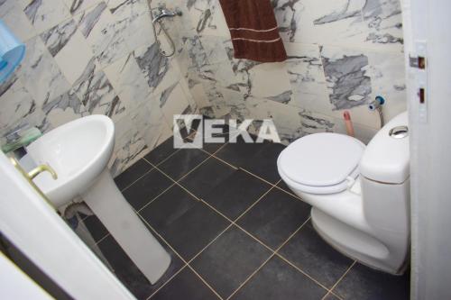 黑角Studio moderne的浴室配有白色卫生间和盥洗盆。