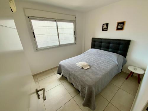 罗萨里奥9 de Julio 930 5 B的一间卧室设有一张床和一个窗口