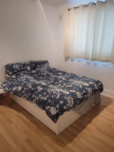 都柏林2 double bedrooms apartment near airport & town的一间卧室配有一张带黑白色棉被的床