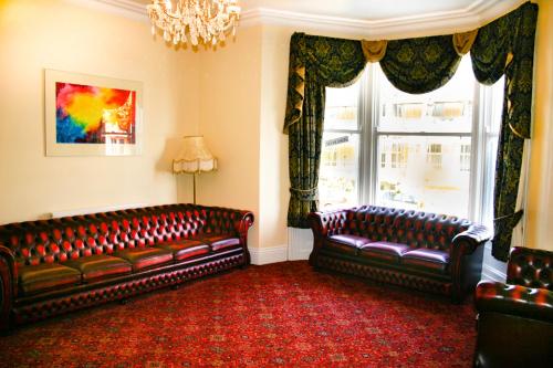 兰迪德诺兰迪德诺旅馆的客厅配有两张真皮沙发和一个窗户