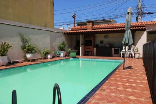 里贝朗普雷托Lindo Sobrado Bandeirantes 4 quartos的一座房子后院的大型游泳池