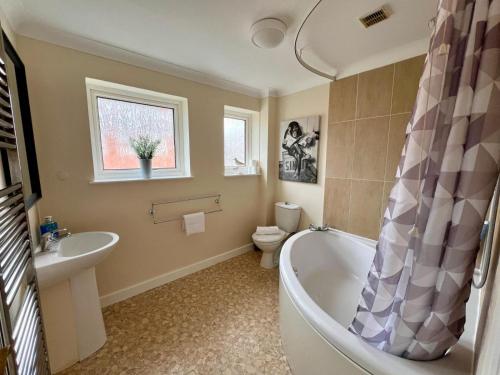 诺里奇Clovelly House的带浴缸、卫生间和盥洗盆的浴室