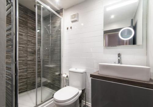德比Derby Osmaston 1 Bedroom Apartment w/Free Parking的浴室配有卫生间、盥洗盆和淋浴。