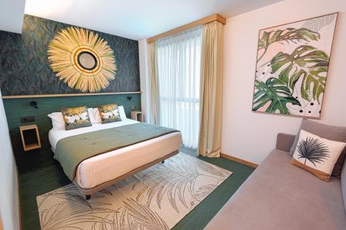 坎加斯-德奥尼斯Hotel Ecos del Sella的一间卧室设有一张床和一个大窗户