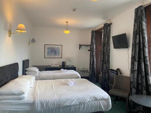 坎贝尔城阿盖尔阿姆酒店的酒店客房,设有两张床和一张沙发