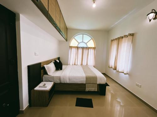 乌提Hestia Chalet 3BHK Villa的一间卧室设有一张大床和窗户
