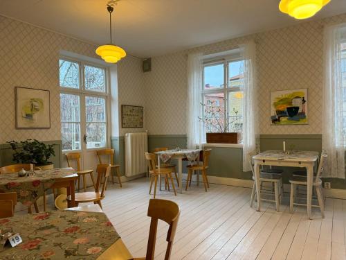 兰斯克鲁纳STF Landskrona Hostel的用餐室设有桌椅和窗户。