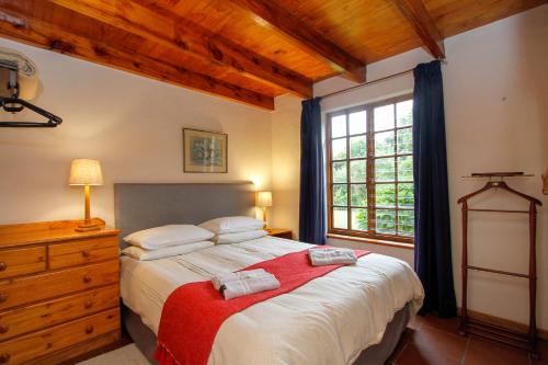 温特顿19 Mount Champagne的一间卧室设有一张大床和一个窗户。