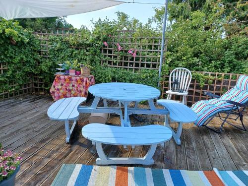 卡里格莱恩Big bright room的甲板上的蓝色野餐桌和椅子