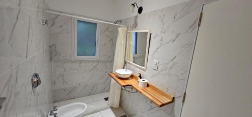 罗尔丹Nuevo Hotel Parador的白色的浴室设有水槽和镜子