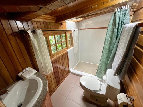 塞罗蓬塔Los Quetzales Ecolodge & Spa的浴室配有卫生间、盥洗盆和浴缸。