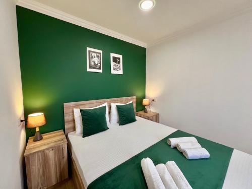 ByurakanByurakan Villas near Kari Lake的一间卧室设有一张带绿色墙壁的大床